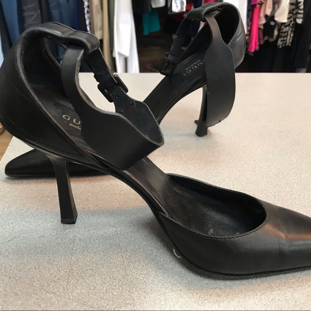 PERFECT shape. Classic Gucci shoes!